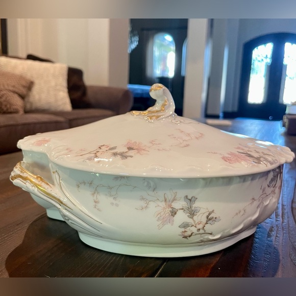 Pair Of Vintage Haviland & Co. Limoges floral casserole dishes w/ lids (France) - Picture 2 of 9